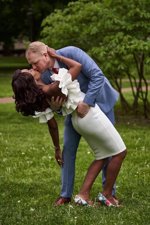 Fotos de stock gratuitas de amoroso, besando, bien vestido
