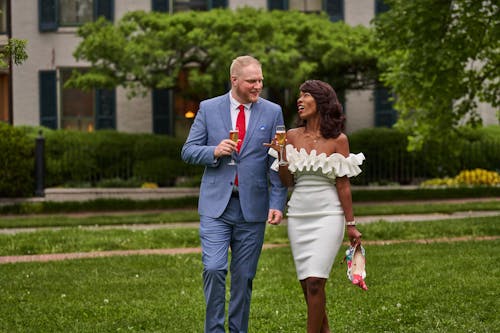 Cặp đôi nâng ly trong vườn