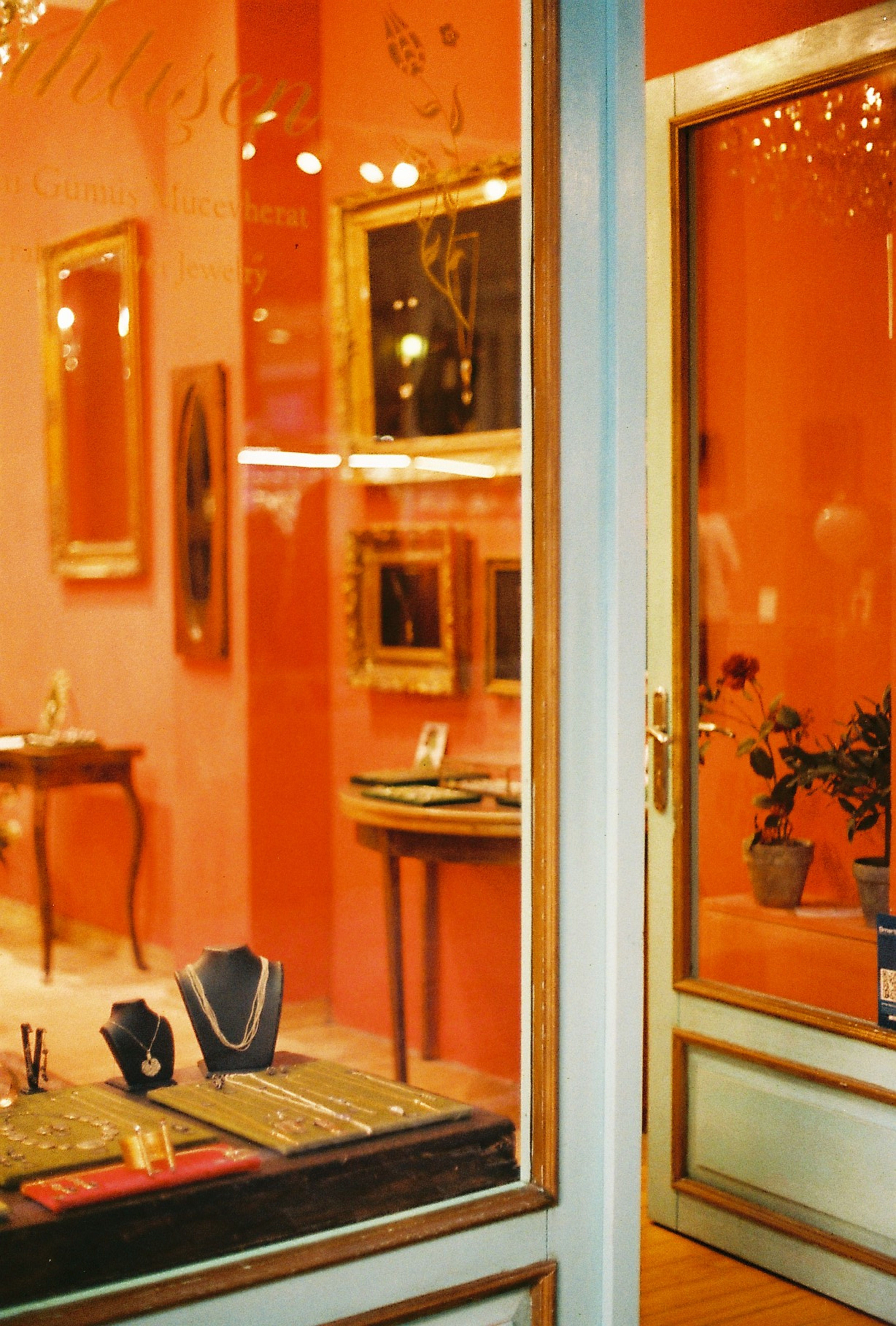 Warm interior of a luxury jewelry store in İstanbul, reflecting art and elegance.