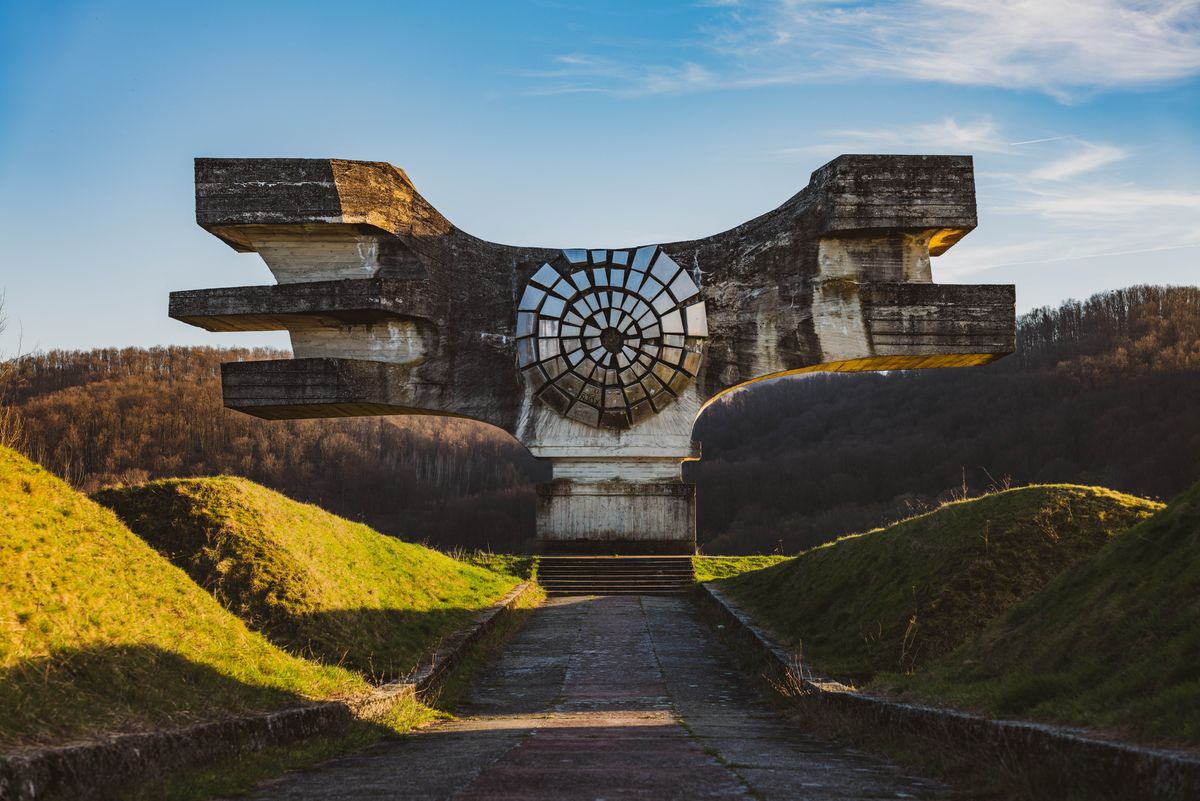 Monumentul de la Podgarić văzut frontal de pe aleea de acces
