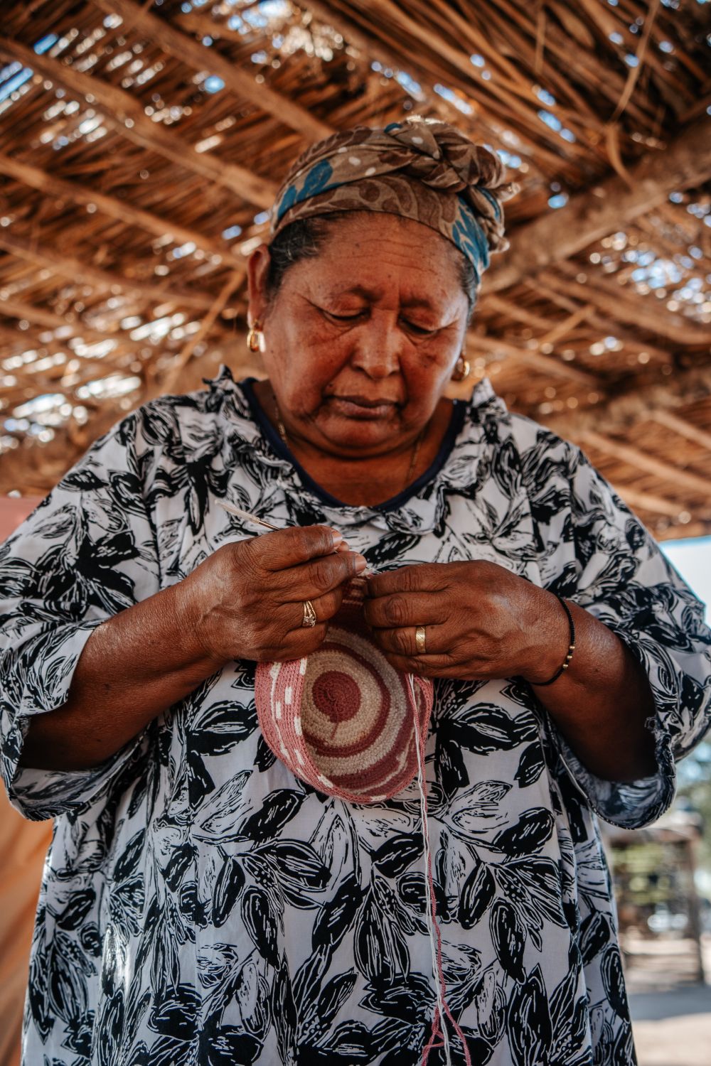 Artesana colombiana tejiendo a mano