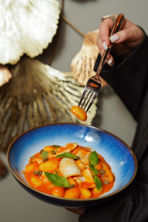 Free Savor this vibrant pasta dish adorned with fresh basil and rich tomato sauce, perfect for a taste of Italy. Stock Photo