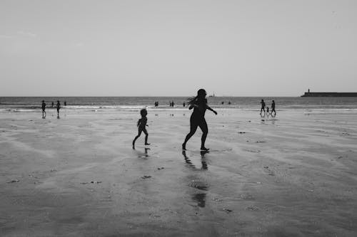 Graustufenfotografie Von Menschen Am Strand