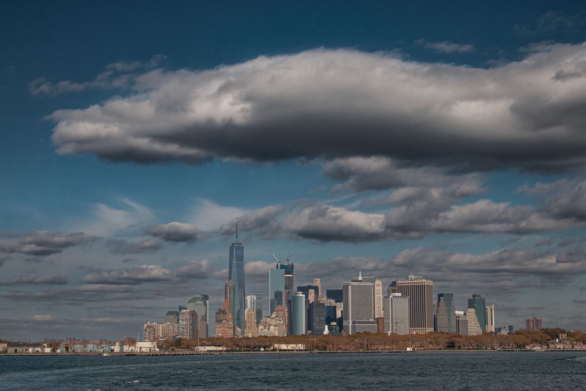 Unde te cazezi în New York - panorama Manhattan la asfințit