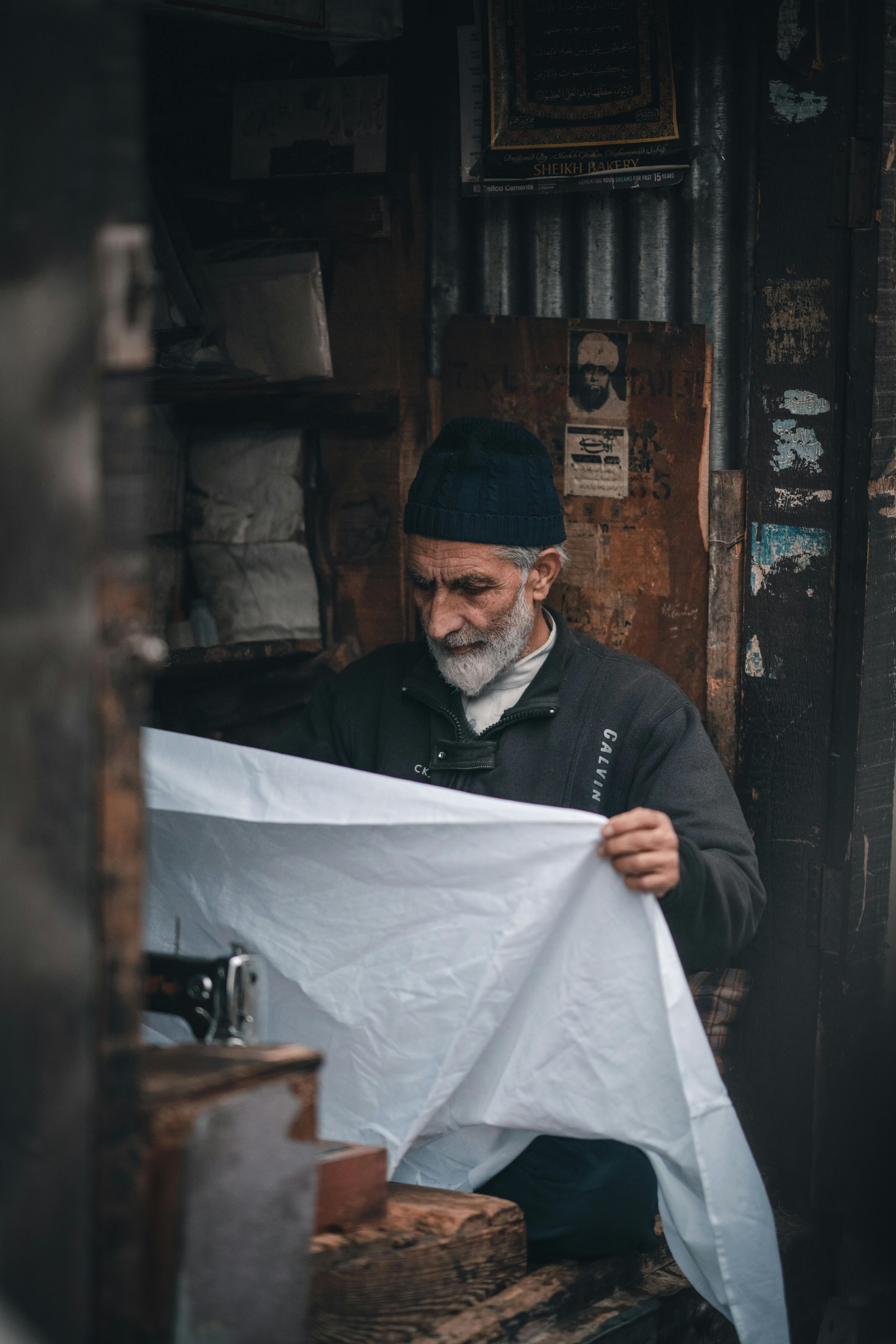 5. Perhatikan Detail dan Potongan Pakaian