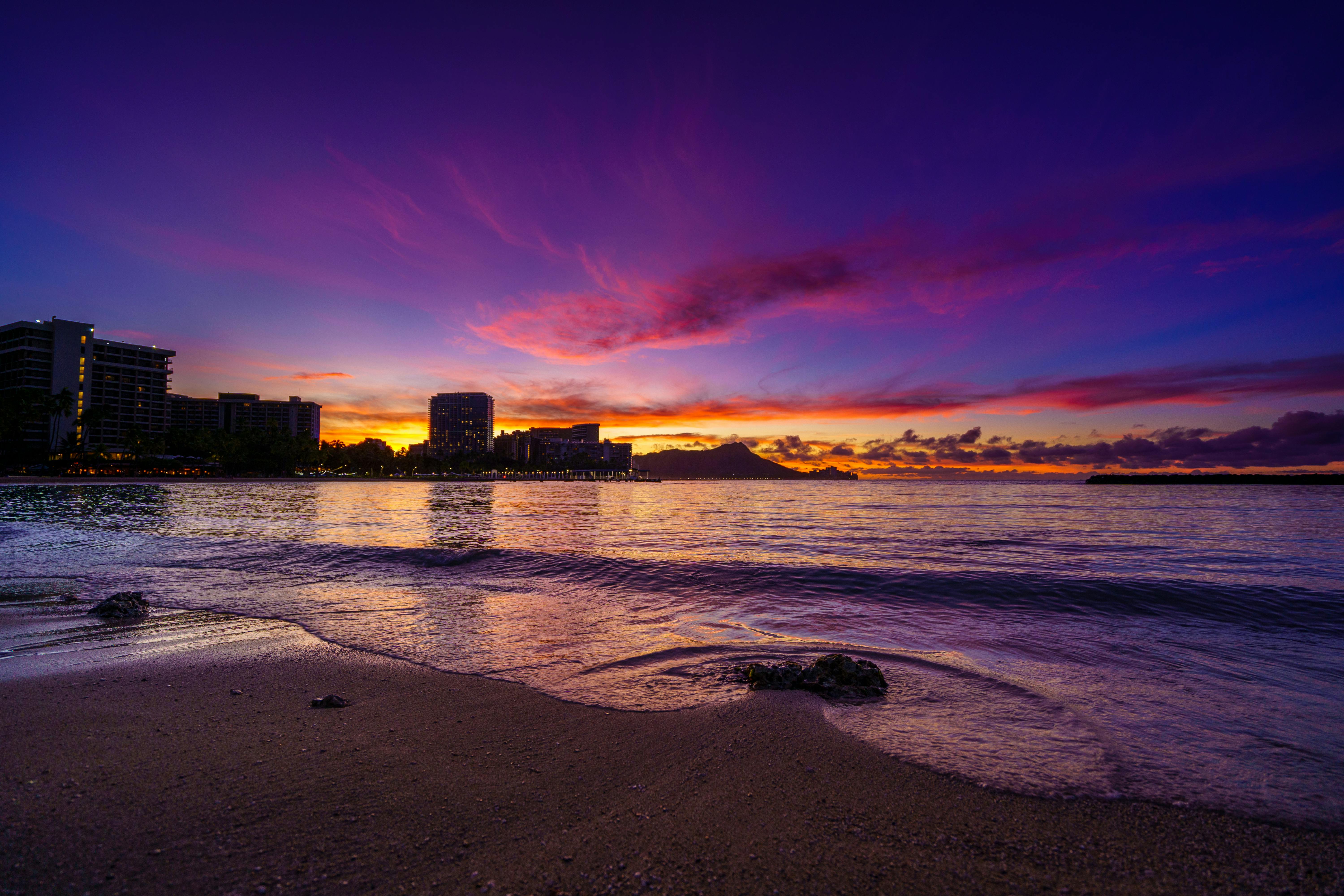 Ala Moana Beach Park sunset + Diamond Head — Honolulu local-favorite + 1955 + free + quieter than Waikiki