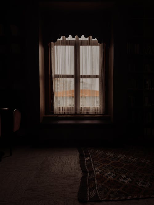 Darmowe zdjęcie z galerii z ciemność, dywan, kurtyna