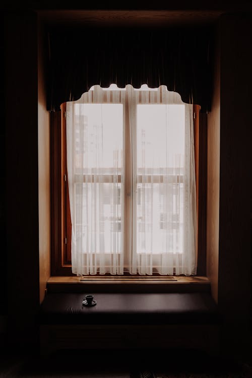 Darmowe zdjęcie z galerii z ciemność, kurtyna, okna