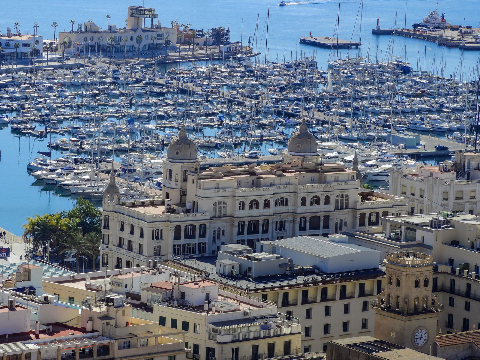 Cazare în Alicante: Casa Carbonell și marina văzute de sus
