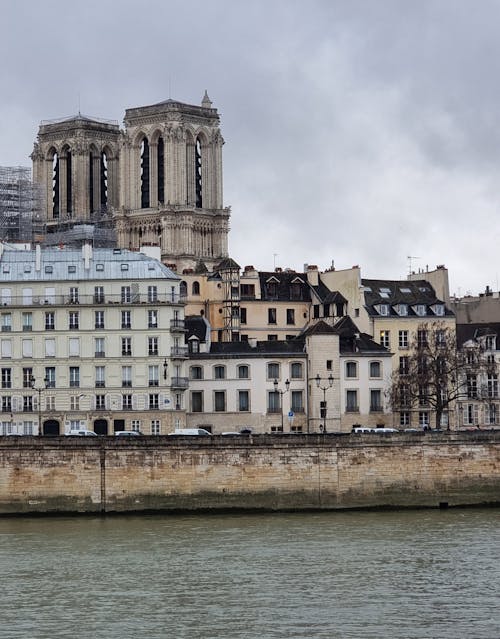 Foto profissional grátis de catedral de notre dame, catolicismo, férias