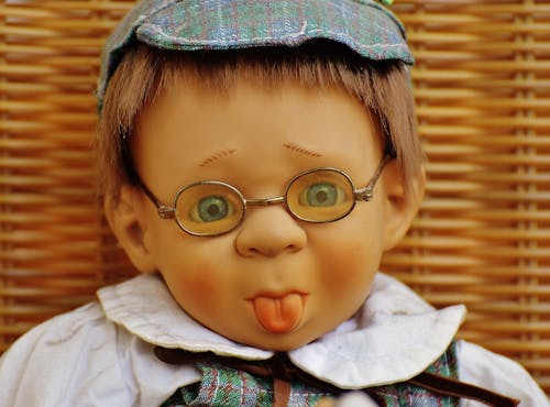 眼鏡をかけている人形