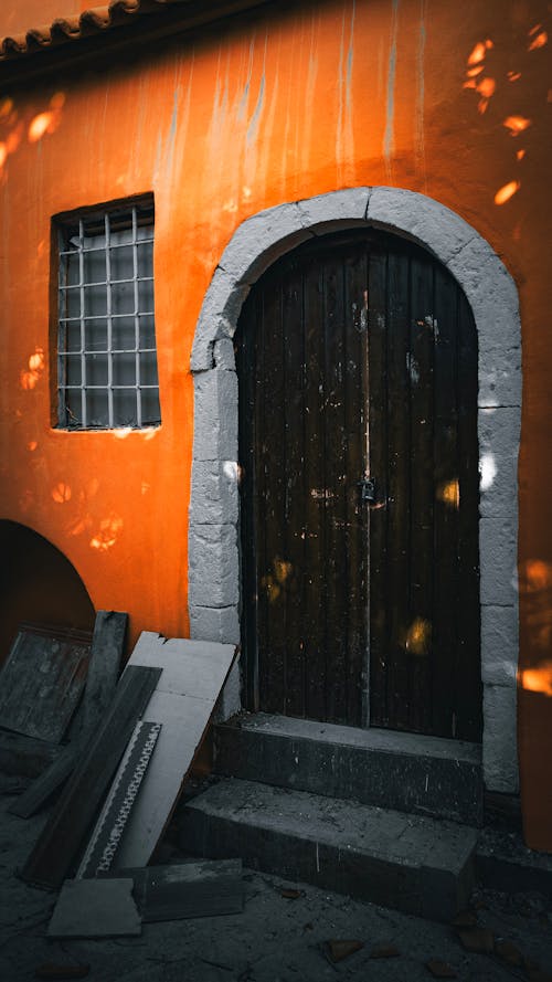 Ilmainen kuvapankkikuva tunnisteilla lähikuva, oranssi seinä, ovet