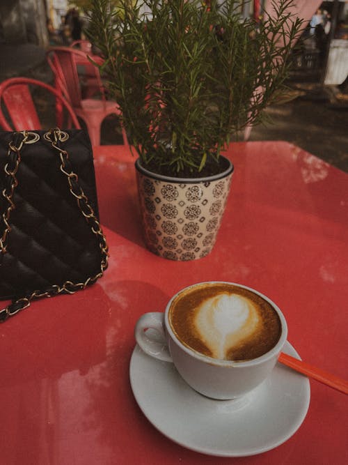 Бесплатное стоковое фото с вертикальный выстрел, капучино, кафе