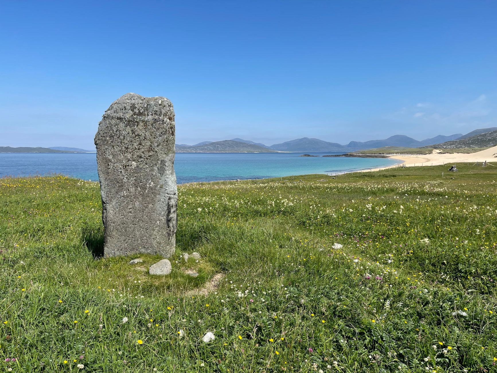 İskoçya'nın Orkney adalarındaki taş duvarlı kıyı şeridi