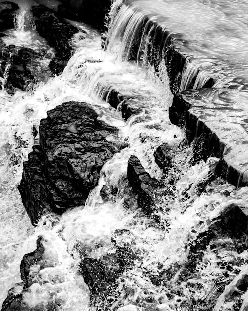 Бесплатное стоковое фото с вертикальный выстрел, водопад, монохромный