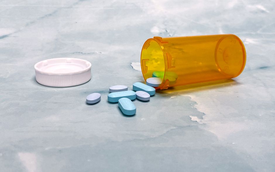 signs of Ambien addiction including pill bottles, doctor shopping, and withdrawal symptoms - ambien addiction signs of Ambien addiction including pill bottles, doctor shopping, and withdrawal symptoms - ambien addiction
