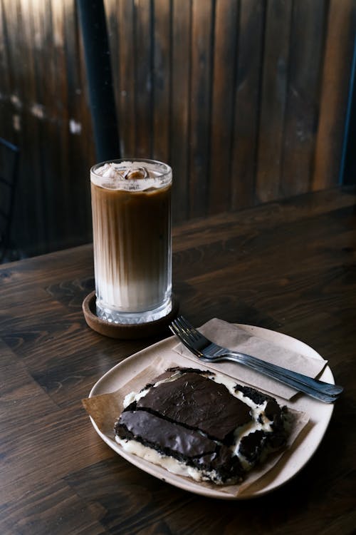 Foto profissional grátis de aperitivo, bolo, café com leite