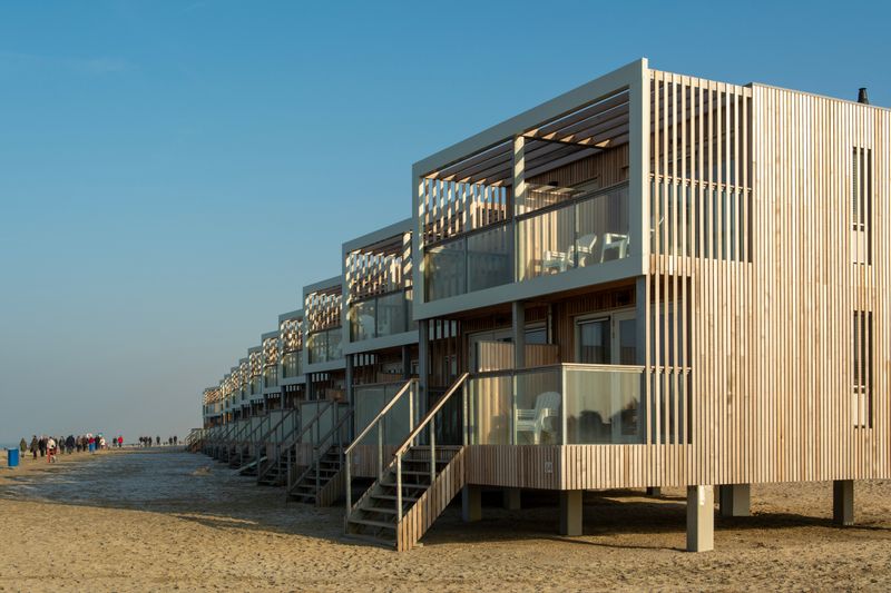 Moderne recreatiewoningen aan de Nederlandse kust, tijdelijke verhuur tijdens verkoop