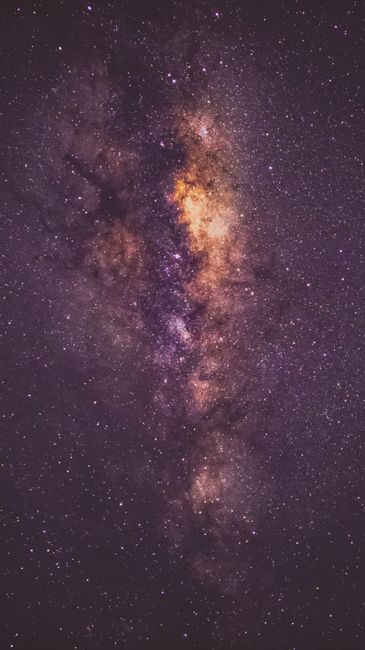 Fotomural Captura la belleza de la galaxia Vía Láctea en una impresionante toma vertical del cielo nocturno.