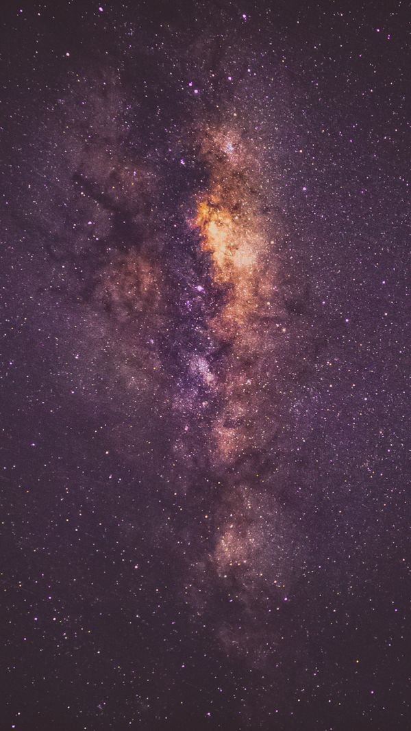 Capture a beleza da galáxia Via Láctea em uma impressionante foto vertical do céu noturno.