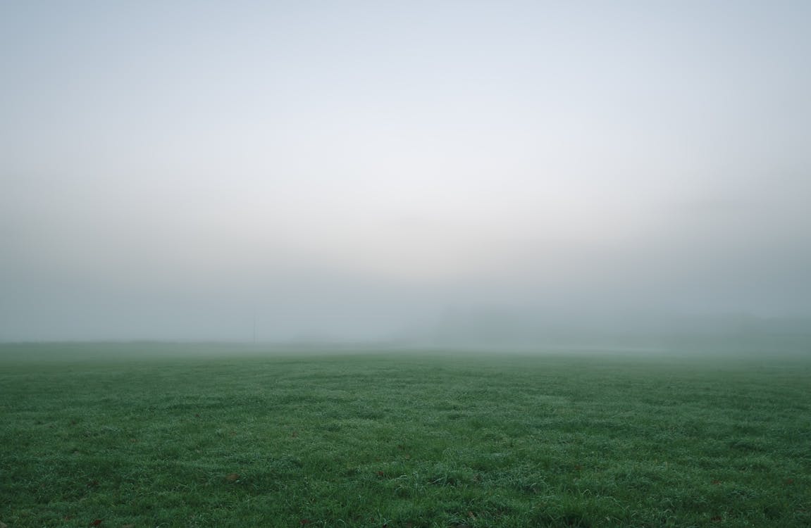 Selectieve Fotografie Van Groen Grasveld Onder Witte En Grijze Lucht