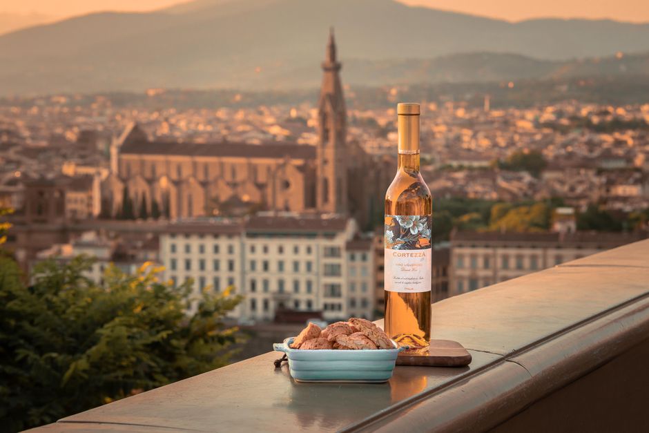 Bánh Biscotti: Ăn Vặt Lành Mạnh, Giữ Dáng Cho Người Ăn Kiêng 2026 1 Bottle of wine and biscotti with an evening view of Florence's historic skyline.