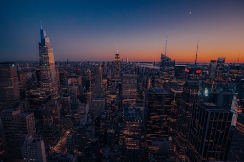Foto profissional grátis de arranha-céus, cair da noite, capital