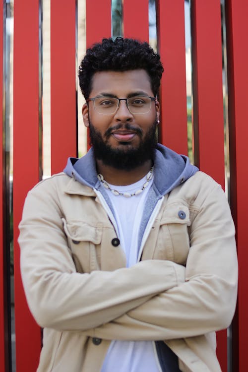 Foto d'estoc gratuïta de barba, braços creuats, cabell curt