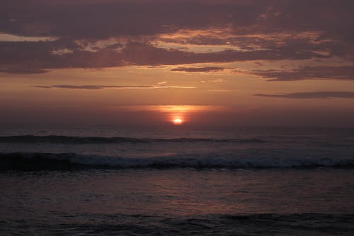 Ilmainen kuvapankkikuva tunnisteilla aallot, auringonlasku, dramaattinen taivas