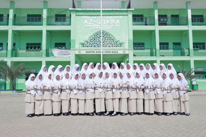 Sekelompok perempuan berseragam di depan pesantren