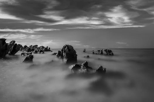 这片黑白海景喜怒无常，以雾蒙蒙的岩石和戏剧性的云层为特色