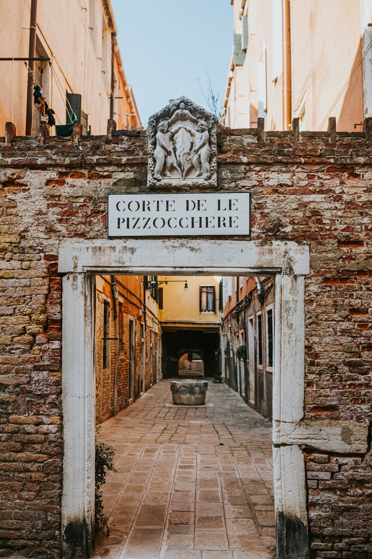 Corte De Le Pizzocchere Walking Passage In Venice