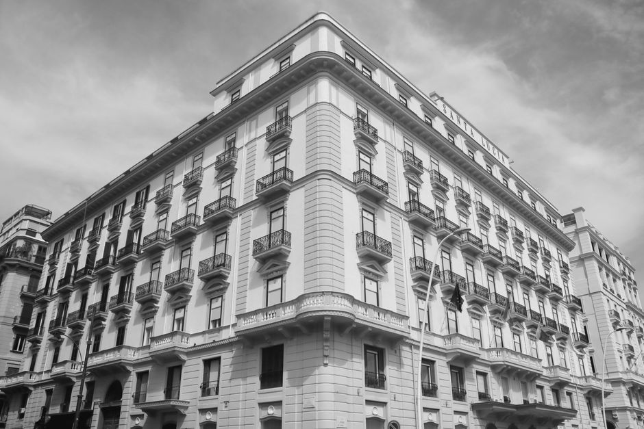 Foto en blanco y negro de la elegante arquitectura de un edificio de apartamentos en Nápoles, Italia.