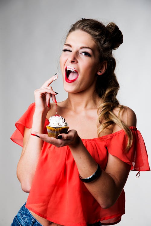 Kostenloses Stock Foto zu aufgeregt, cupcake, frau