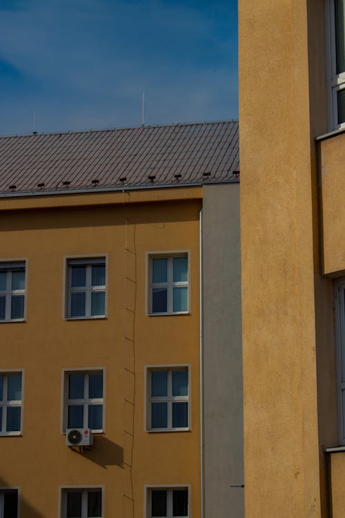 Fotos de stock gratuitas de apartamentos, cielo azul, edificio residencial
