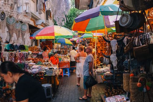 Free Bustling outdoor market with vibrant stalls and diverse shoppers. Stock Photo