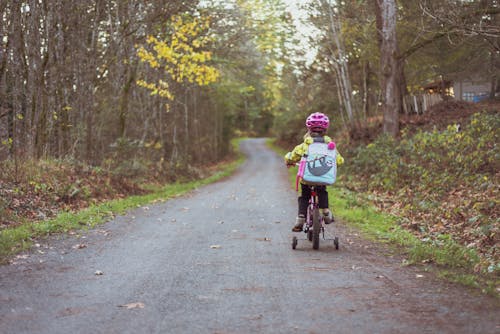 Bicicletta Di Guida Del Bambino Sulla Strada