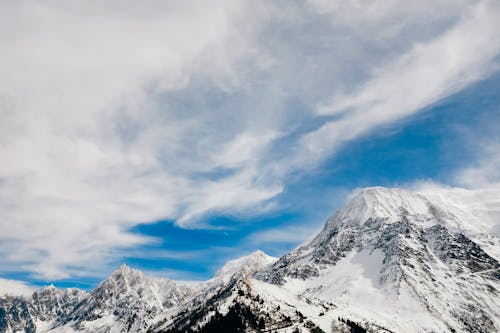 beyaz bulutlar, buz tutmuş, dağ doruğu içeren Ücretsiz stok fotoğraf