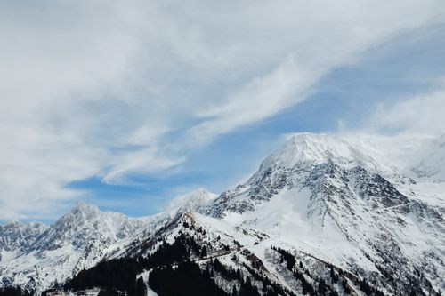 Free Breathtaking view of snow-covered mountains with clear blue skies, perfect for winter scenery and travel inspiration. Stock Photo