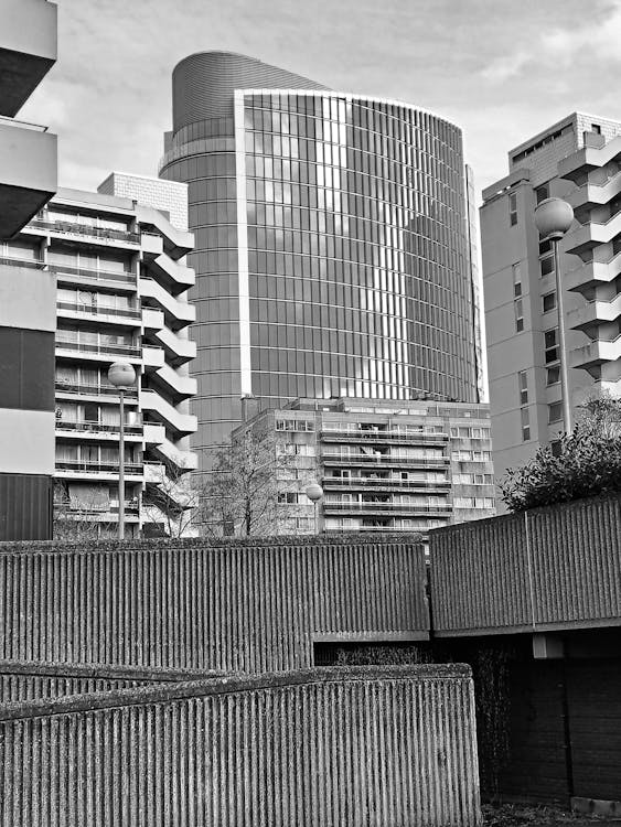 Foto d'estoc gratuïta de arquitectura moderna, blanc i negre, centre de la ciutat