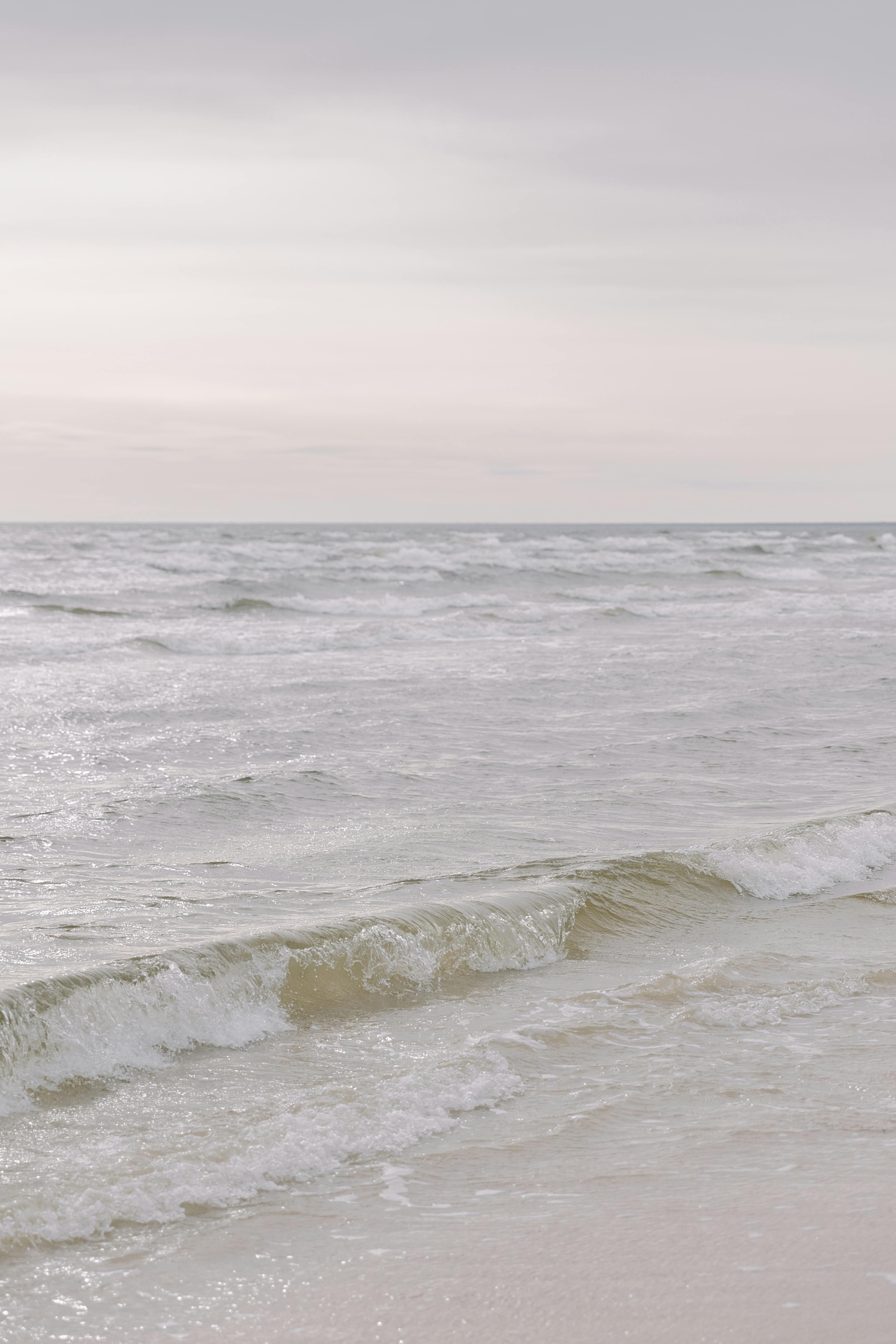 宁静的海景，海浪柔和，色调平静，非常适合放松主题