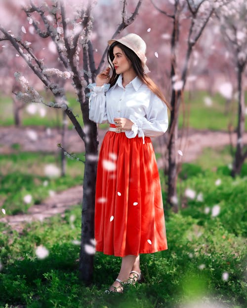 Základová fotografie zdarma na téma červená sukně, jaro, klobouk