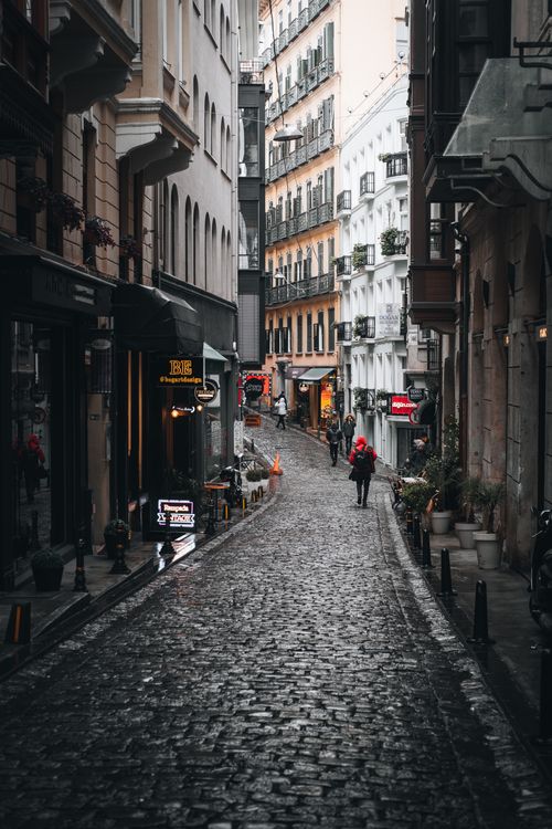 Free Narrow cobblestone street in İstanbul lined with historic buildings, captured at dusk. Stock Photo