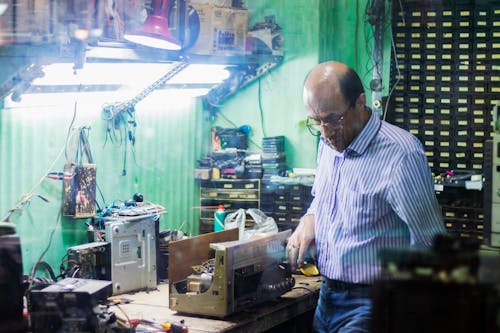 Foto profissional grátis de calvo, camisa, de pé