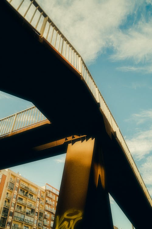 人行天橋, 低角度拍攝, 垂直拍攝 的 免費圖庫相片