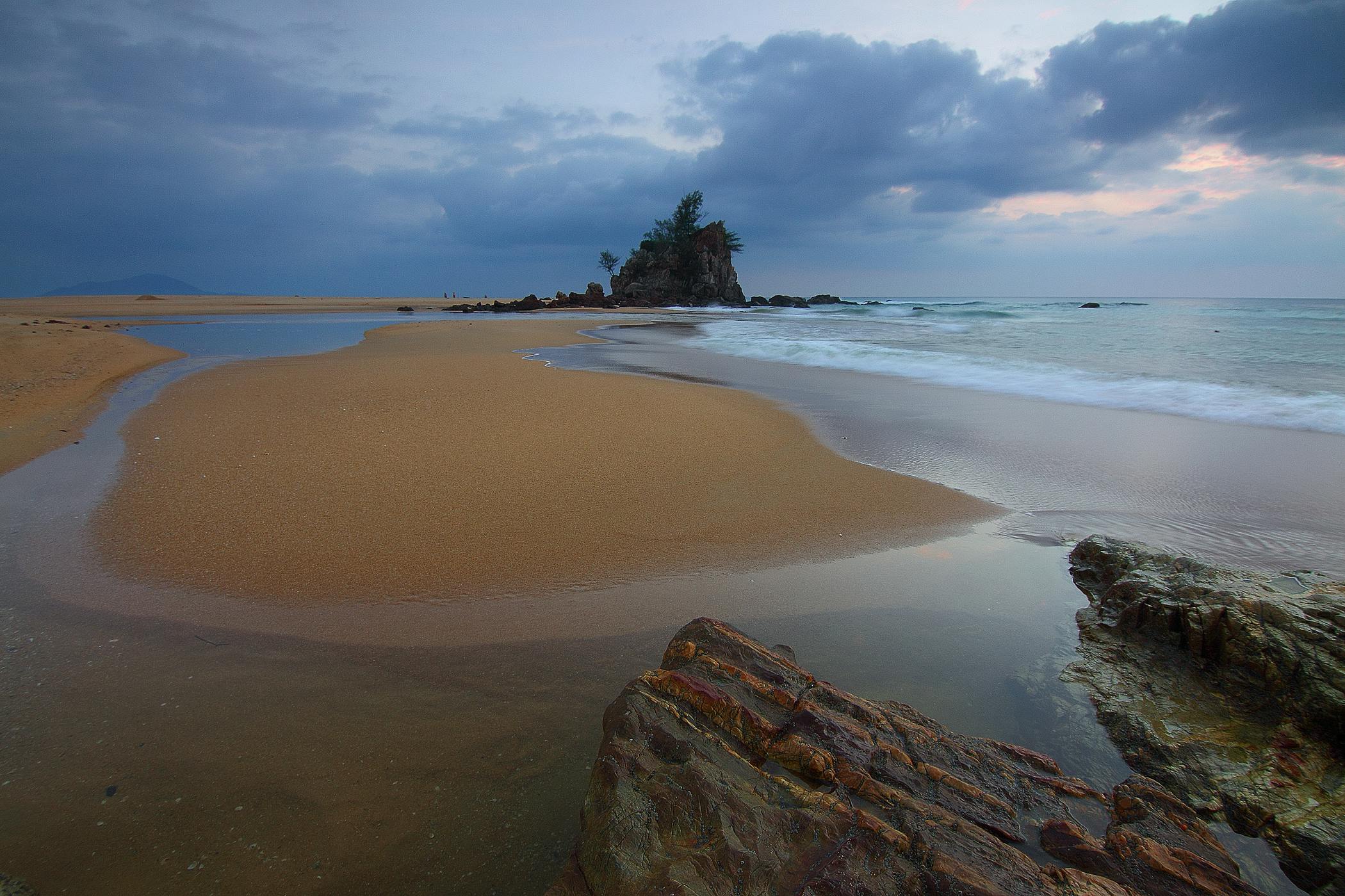 Snake Island rocky outcrop accessible by sandbar during low tide near Unawatuna Beach