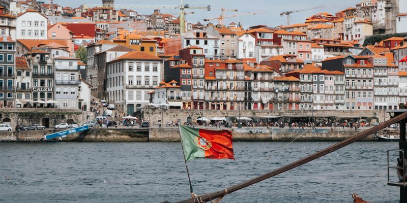 El barrio de la Ribeira de Oporto y un barco rabelo en el Duero