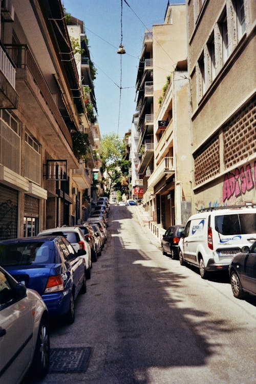 Foto d'estoc gratuïta de aparcat, carrer, carrers de la ciutat