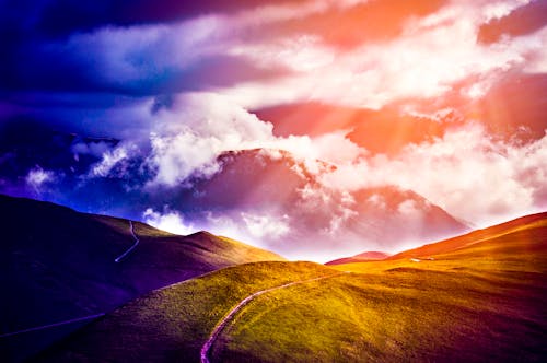 dağlar, fantezi, Güneş ışınları içeren Ücretsiz stok fotoğraf