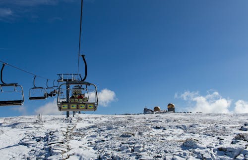 Foto profissional grátis de céu azul, com frio, elevador de esqui